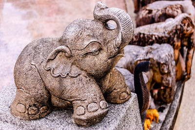 象宝宝雕像在神社