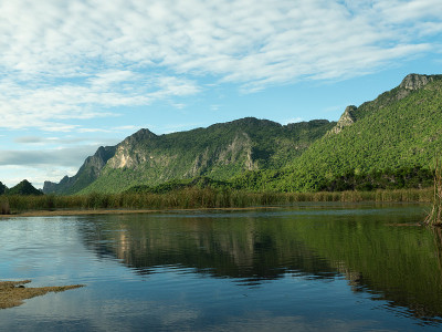 石灰石山的倒影在水面上的广阔湿地