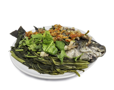 泰式菜肴，清蒸罗非鱼和五花肉浇上红辣椒酱和清蒸蔬菜，芹菜，牵牛花。孤立在白色背景上。包括剪切路径。