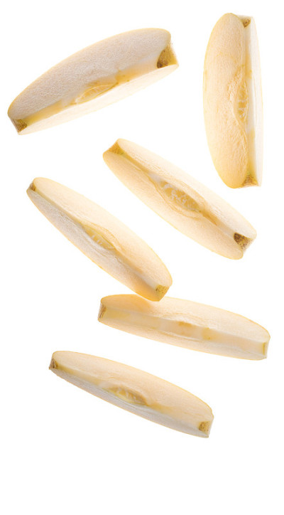 黄苹果切片坠落(鸡腿，鸡腿，苹果)。品种组合的黄金美味和Clochard Pippin。孤立在白色背