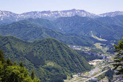 日本新泻县秋季汤沢镇的山脉全景