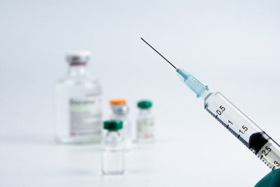 装有covid-19疫苗的瓶子和白色背景注射器用于背景使用。用于预防COVID-19的新型冠状病毒疫