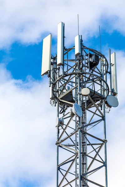 4G和5G蜂窝通信塔。蜂窝站点基站。无线通信天线发射机。绿色交易