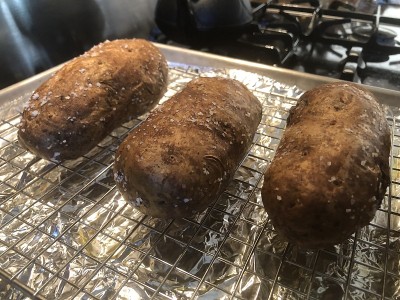 用烤箱架子烤三个黄褐色的土豆