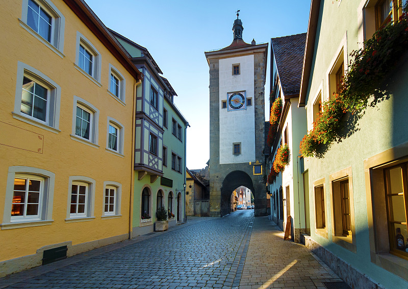 德国巴伐利亚州Rothenburg ob der Tauber著名历史小镇的早晨美丽的街景和钟楼