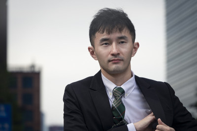 一个自信的年轻亚洲商人的肖像走在街上，城市风格，亚洲