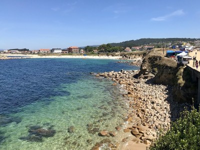 Sanxenxo, Pontevedra /西班牙- 2018年8月26日:在阳光明媚的夏日，从一座
