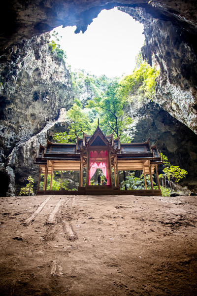 泰国帕拉雅·那空洞，Khua Kharuehat亭庙，位于泰国巴育普·基里汗Khao Sam Roi