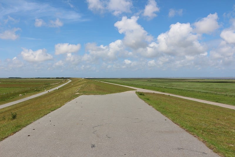 夏天的一天，在威克附近的堤坝上，Föhr