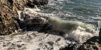 沿着帕洛斯佛得角有岩石，海湾和海滩的海岸线