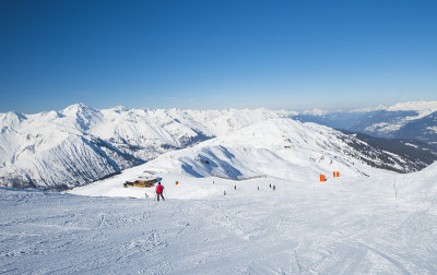 高山滑雪胜地滑雪道上的滑雪者