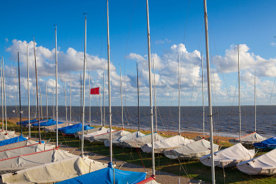 丹麦日德兰半岛(日德兰半岛)空旷海滩上的游艇。
