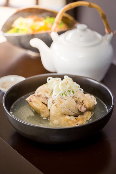 传统的韩国食品——人参鸡汤