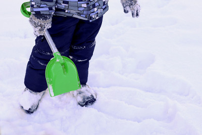 用铲子在雪里玩。