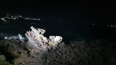 永渡岩近距离拍摄的夜海边