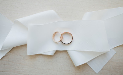 两个金结婚戒指