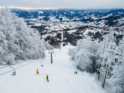 鸟瞰图，滑雪板免费骑手在滑雪坡