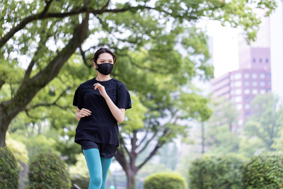 一个女人跑