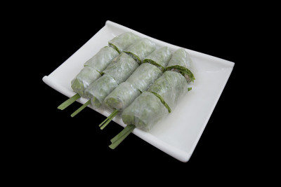 新鲜的春卷或经典的越南春卷，虾和猪肉。