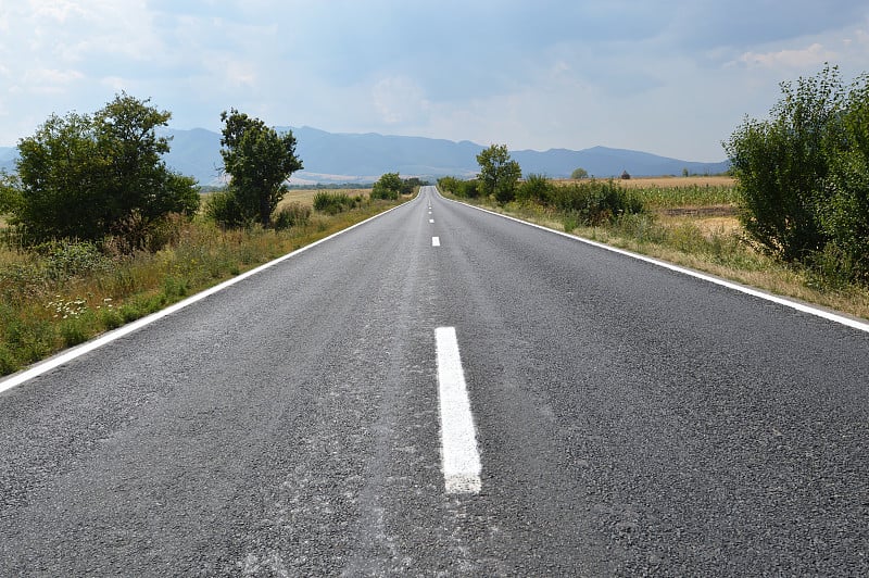 空旷道路的全景