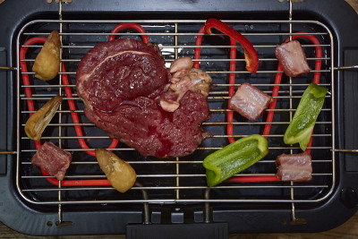 用电炉烤牛肉、排骨及蔬菜