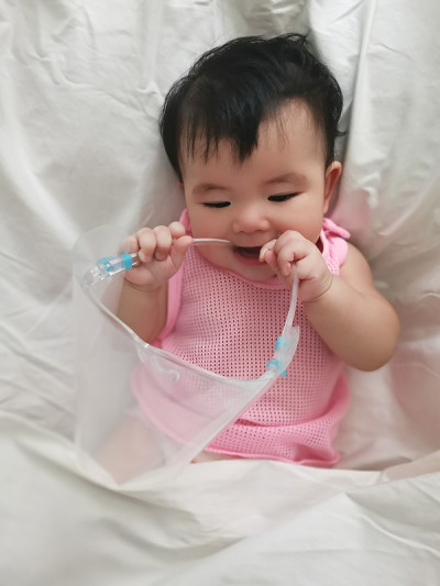 婴儿戴面罩