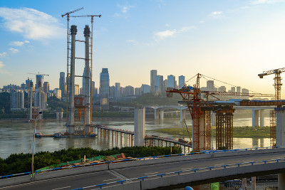 施工现场起重机和公路