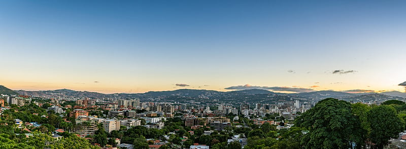 早上从城市东边俯瞰加拉加斯的全景