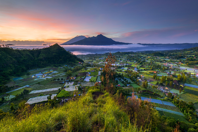 图为巴厘岛金塔马尼镇平干村。阿邦山和阿贡山