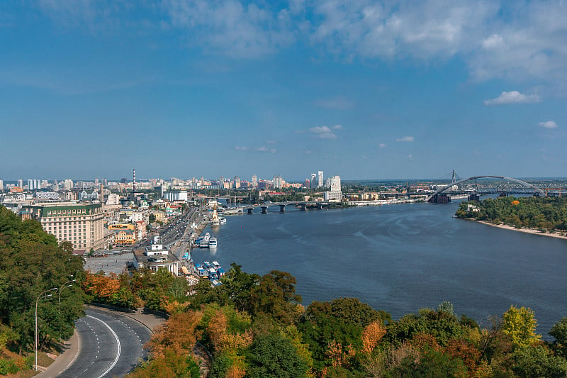 从玻璃桥上俯瞰基辅市中心人民友谊拱门附近的全景