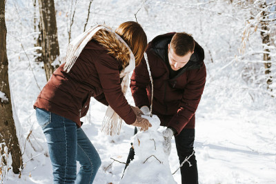 年轻夫妇在堆雪人