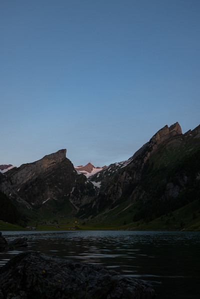 美丽的风景在瑞士高山湖泊在蓝色的时间。在太阳升起之前，美丽的晨光。世界上最美丽的地方之一的史诗般的风