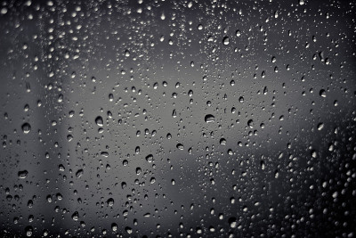 雨水落在汽车的挡风玻璃上