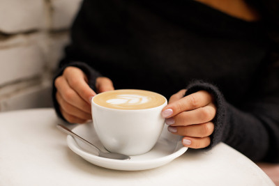 女手捧热咖啡杯