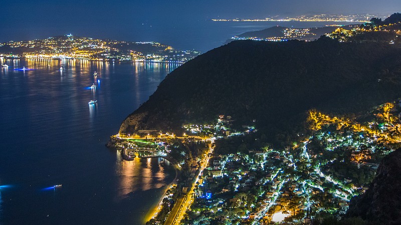 法国里维埃拉小镇埃泽村地中海海岸线的夜景