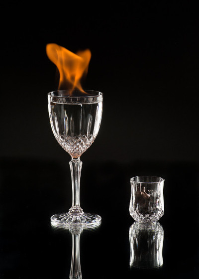 燃烧的酒在水晶玻璃杯