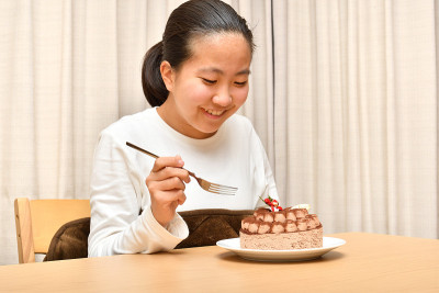 拿着整个蛋糕的日本女孩