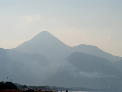 从希腊克里特岛的赫拉克里翁眺望群山和丘陵