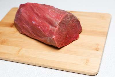 生肉放在砧板上