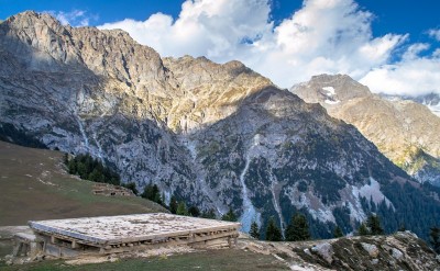 白雪覆盖的高山、高山草甸和当地的山区居民点