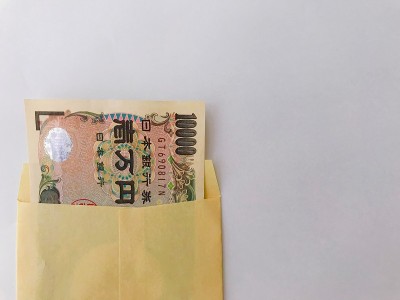 1万日元装在一个信封里
