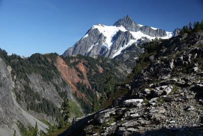 多岩石的地形和Shuksan山贝克山华盛顿州