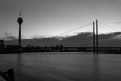 莱茵河上的电视塔和桥在Düsseldorf