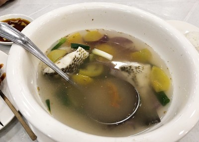 俯视图的碗奶鱼或bangus鱼汤与生姜和西红柿，这是一道菜在菲律宾。