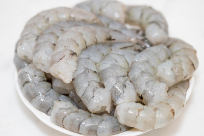 白色盘子上的冷冻鲜虾