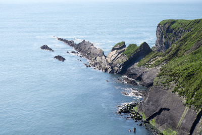岩石参差不齐的海岸线