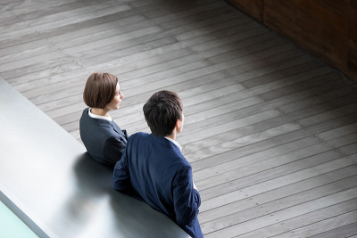 男人和女人遥望远方的背影