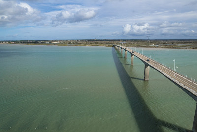 Viaduc de la Seudre和一些汽车从无人机视野，法国，