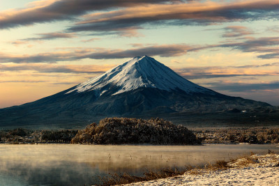 富士山，日本名山，日出水中倒影。