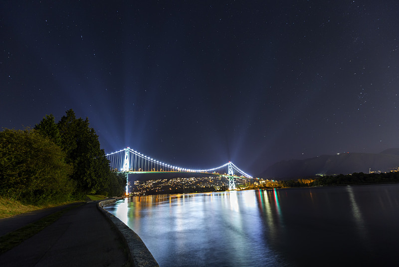 狮门大桥的夜景，温哥华，BC，加拿大